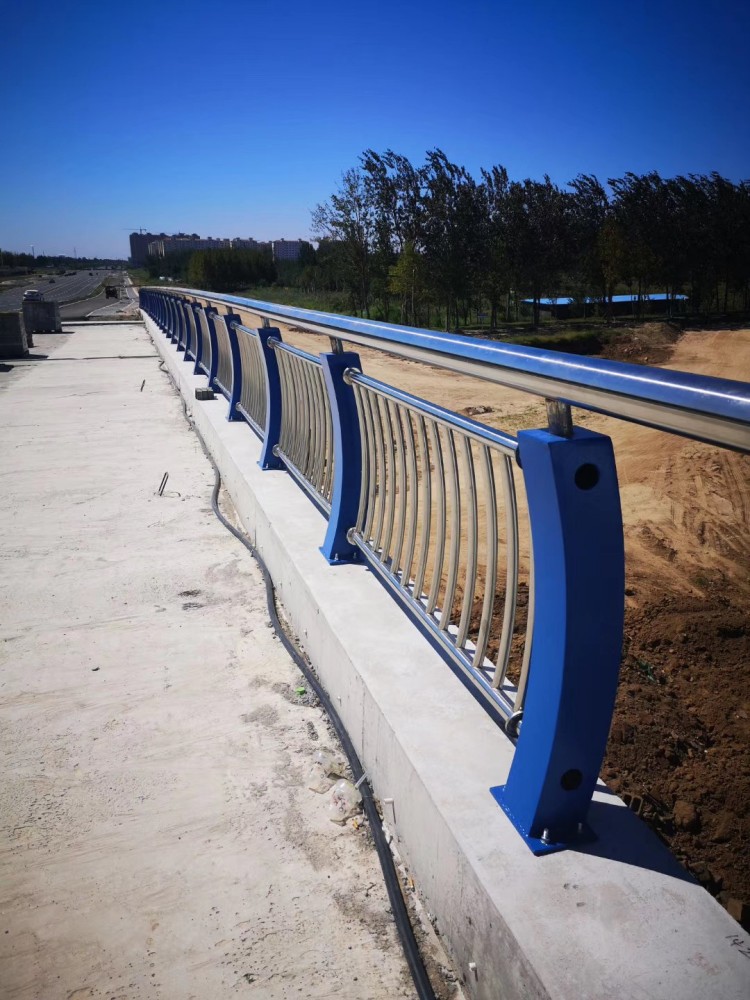 不銹鋼碳素鋼復(fù)合管護欄